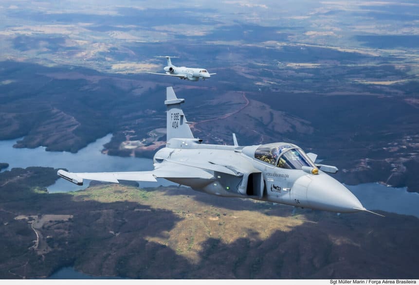 F-39 Gripen fighter and R-99 reconnaissance jet in the background. Photo: Sergeant Müller Marin/FAB.