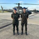 Tenentes Emily de Souza Braz e Andrielly Mostavenco Gomes são pioneiras nos cursos de piloto e gerência de aviação do Exército Brasileiro. Foto CAvEx/Divulgação.