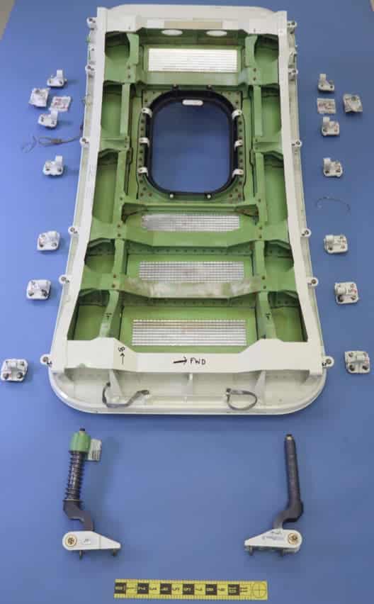 Figura 8 do Relatório da NTSB. Overall view of the MED plug and associated components removed from the accident airplane as received at the NTSB Materials Laboratory.