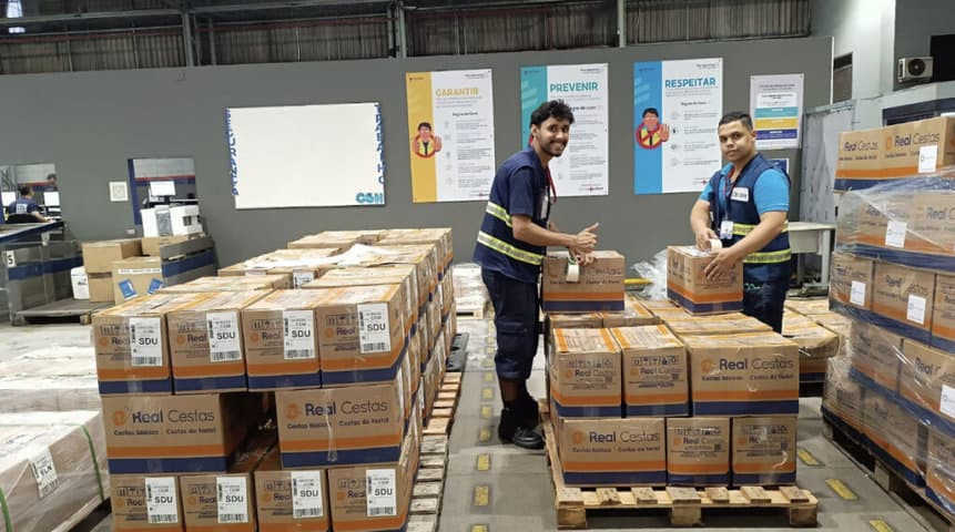 拉丁美洲的团结飞机向里约热内卢首都里约热内卢的暴雨灾民免费运送三吨基本食品篮。图片来源：LATAM 披露