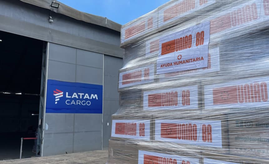 40 mil comidas fueron cargadas en los compartimentos de carga de aviones de LATAM que operan vuelos de Porto Alegre a Santiago. Imagen: LATAM