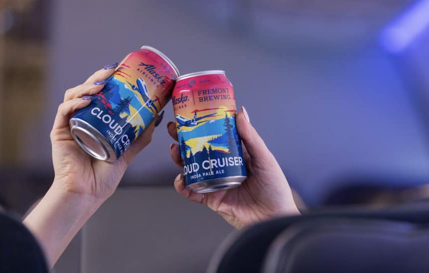 Alaska Airlines passa a servir cerveja exclusiva com 737 MAX na lata. Imagem: Alaska Airlines