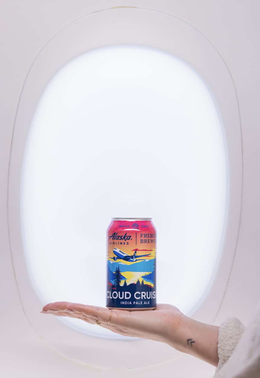 Alaska Airlines is now serving its first-ever custom craft beer exclusively brewed for the carrier by Seattle-based Fremont Brewing. Imagem: Alaska Airlines