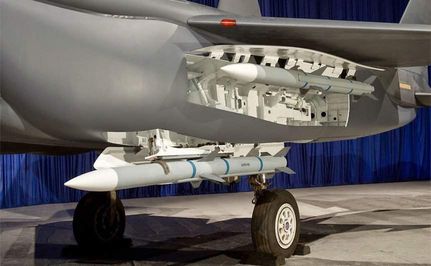 Silent Eagle poderia carregar armas internamente em tanques modificados. Foto: Boeing.