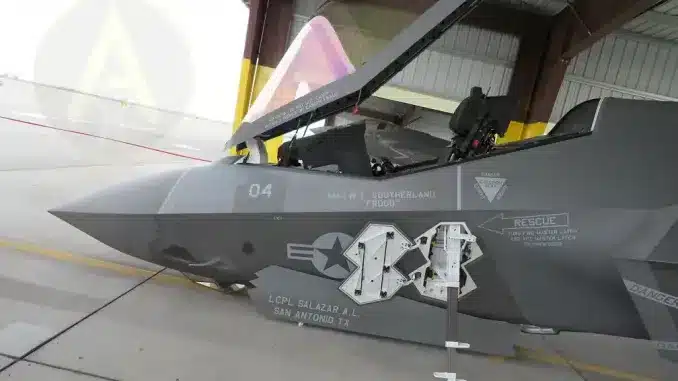 Le chasseur furtif F-35C a vu son train d'atterrissage avant s'effondrer. Photo via L'Aviateuriste.