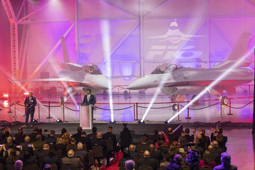 Cerimônia marcou entrega oficial dos dois primeiros F-16 Block 70 da Eslováquia. Lockheed Martin/Divulgação.