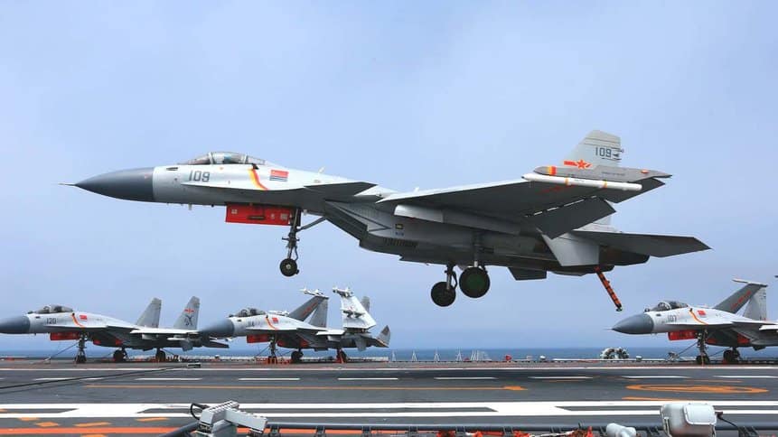 Usado nos porta-aviões da China, Shenyang J-15 Feisha é baseado no Su-33 russo.