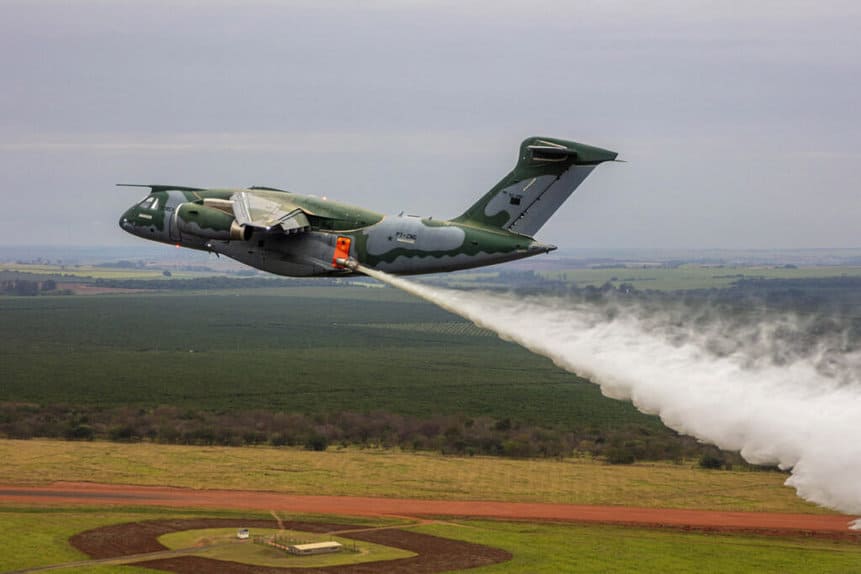 KC-390 durante las pruebas con el sistema de extinción de incendios forestales MAFFS II. Foto: Embraer/Divulgación.
