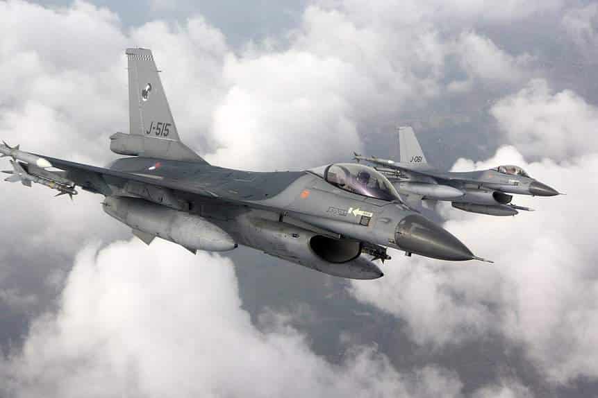Par de caças F-16 Fighting Falcon da Força Aérea Real da Holanda. Foto: Ministério da Defesa Holandês.