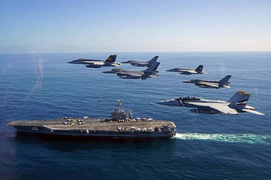 Caças F-16 da Força Aérea Chilena e F/A-18 Super Hornet da Marinha dos EUA sobrevoando o porta-aviões USS George Washington. Navio deve passar pela Argentina em maio de 2024. Foto: Divulgação.