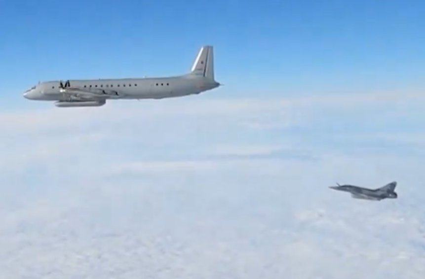 Rússia - Imagem mostra Il-20 russo durante interceptação de caças Mirage 2000 da França em missão da OTAN.