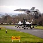 Caças F/A-18 Hornet da Força Aérea Suíça. Foto via UK Defence Journal.