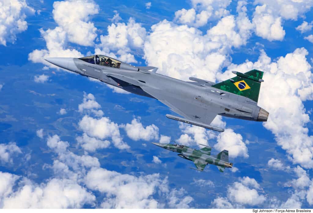 F-39E Gripen FAB 4100, escorted by an F-5EM fighter during its first flight in Brazilian airspace. Photo: Sgt. Johnson Barros/FAB.