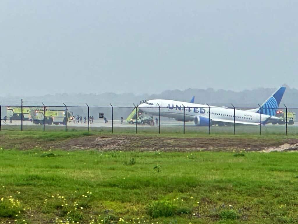 737 MAX 8 United Airlines fora da pista Aeroporto Bush Houston