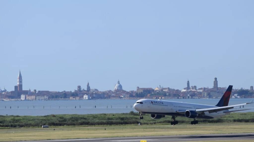 デルタ航空がヴェネツィア発ニューヨーク行きの運航を再開。画像: デルタ