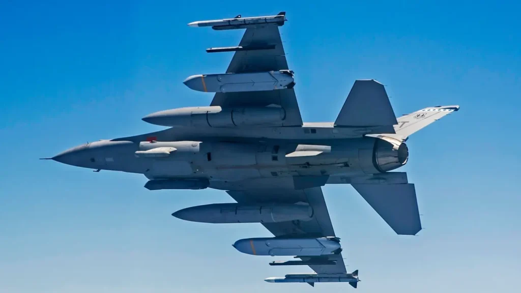 F-16 dos Estados Unidos carregando mísseis AIM-120 AMRAAM e mísseis de cruzeiro stealth AGM-158 JASSM. Polônia quer mais de 1500 mísseis dos dois modelos. Foto: Sgt. Brandi Hansen/USAF.
