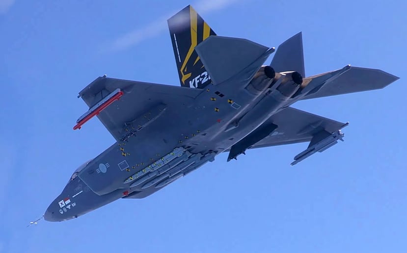 Novo caça da Coreia do Sul, KF-21 é visto durante testes de armamentos. Via @Fighterman_FFRC