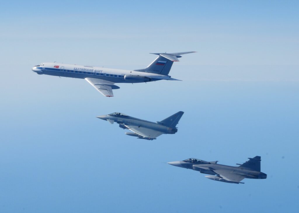 Caças Gripen da Suécia interceptaram aviões militares russos pela primeira vez como parte da OTAN. Imagem: OTAN/Divulgação.