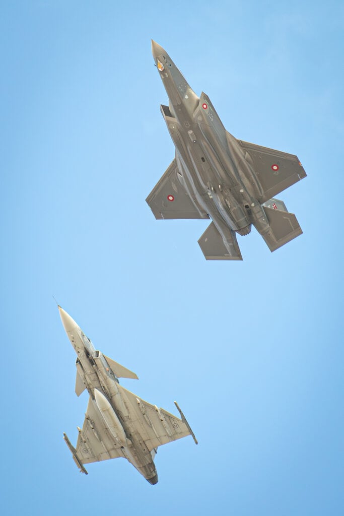 Exercício de combate aéreo busca integrar caças JAS-39 e F-35A no espectro da OTAN. Foto: Comando Aéreo Aliado.