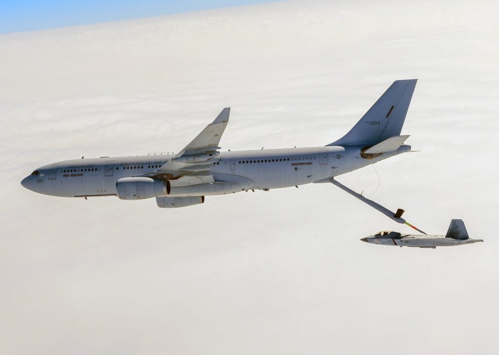 South Korea completed the first in-flight refueling test of its new fighter, the KF-21 Boramae. Photo: DAPA/Disclosure.