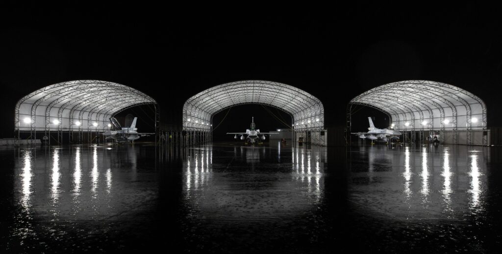 Esquadrilha com três caças F-16 Block 70 seguiu em voo de entrega para a Força Aérea Real do Bahrein. Foto: Lockheed Martin.
