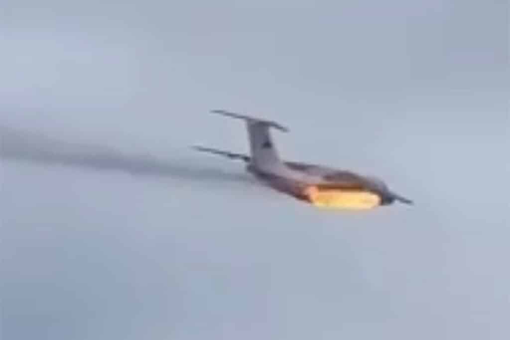 Aeronave da Força Aérea da Rússia pegou fogo e caiu. Quinze pessoas morreram no acidente.