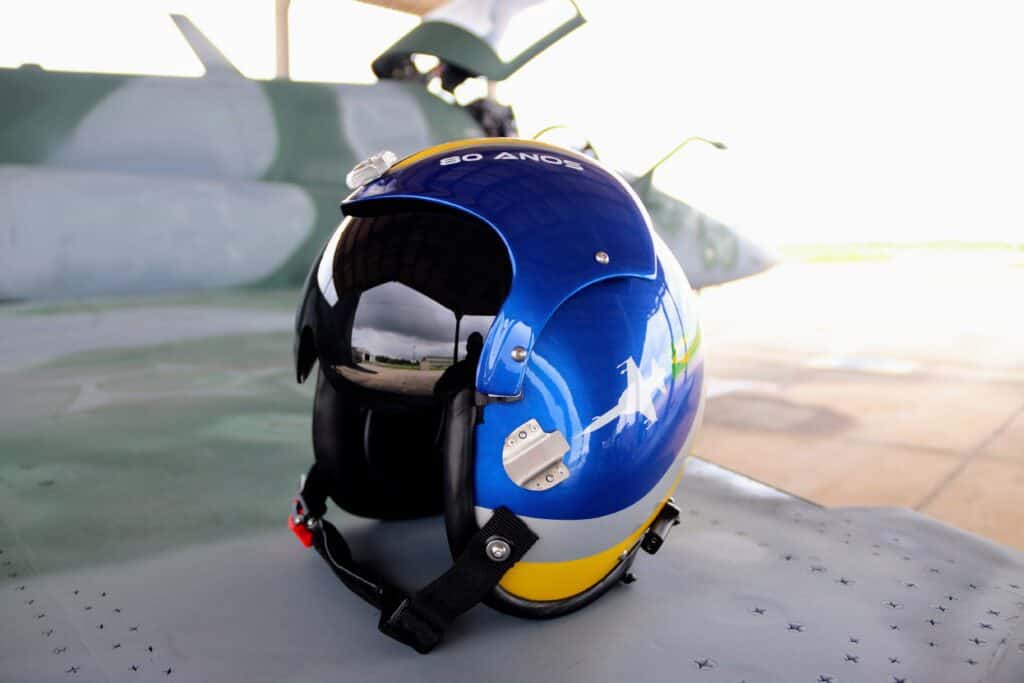 Une tombola pour le casque est proposée par l'Association des Pilotes du 1er Groupe d'Aviation de Chasse de la FAB. Photo : 1er GAvCa/Divulgation.