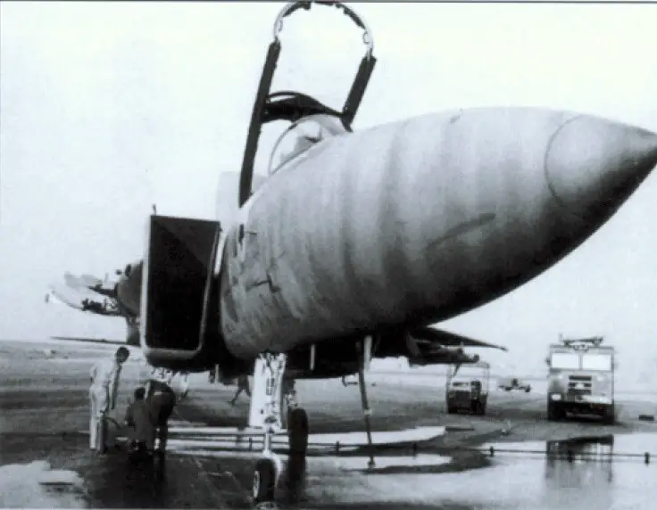 Após colisão em voo, pilotos conseguiram pousar F-15 sem uma das asas em 1983. Foto via The Aviationist. 
