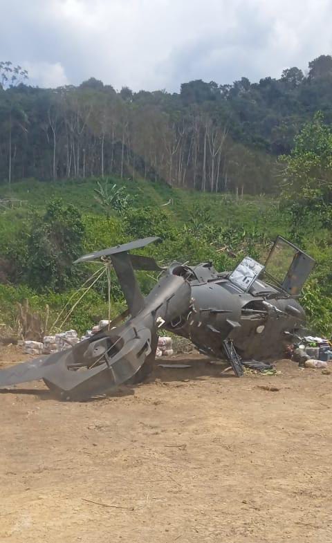 Aeronave do Exército ficou destruída. Cinco ocupantes foram resgatados com vida.