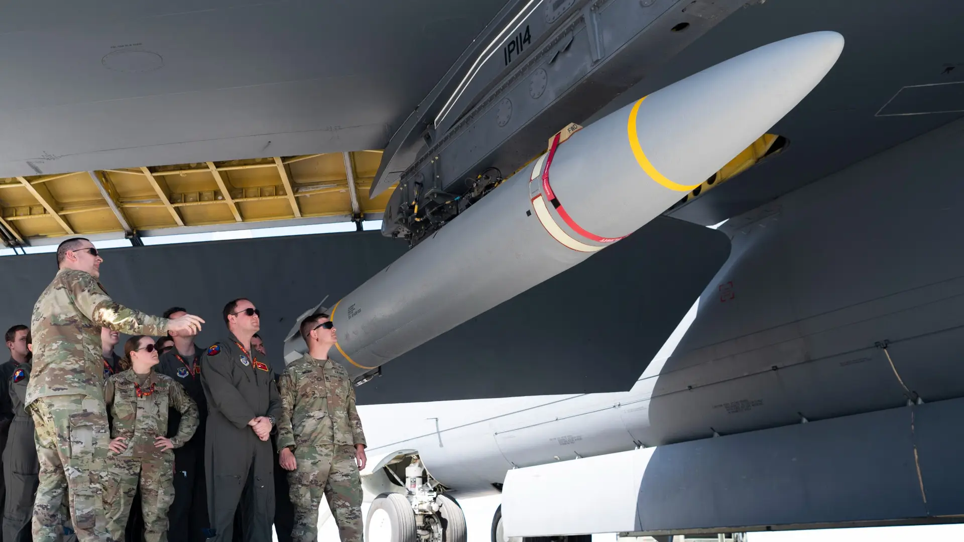 Na Base Aérea de Guam, militares conheceram de perto o míssil hipersônico ARRW. Foto: Força Aérea dos EUA. 