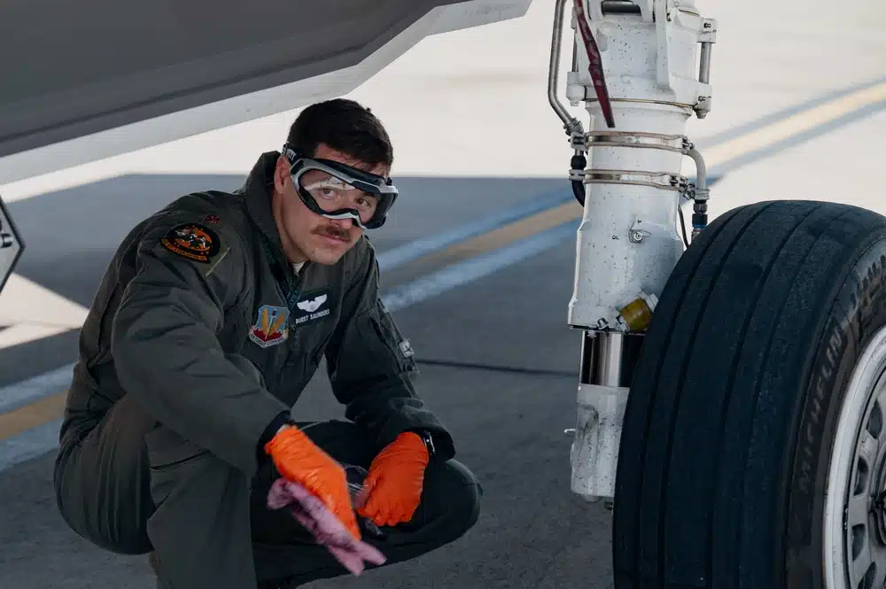 Ao se tornarem capazes de abastecer e realizar tarefas de manutenção básica, aviadores podem aumentar alcance operacional de caças F-35. Foto: USAF/Divulgação. 