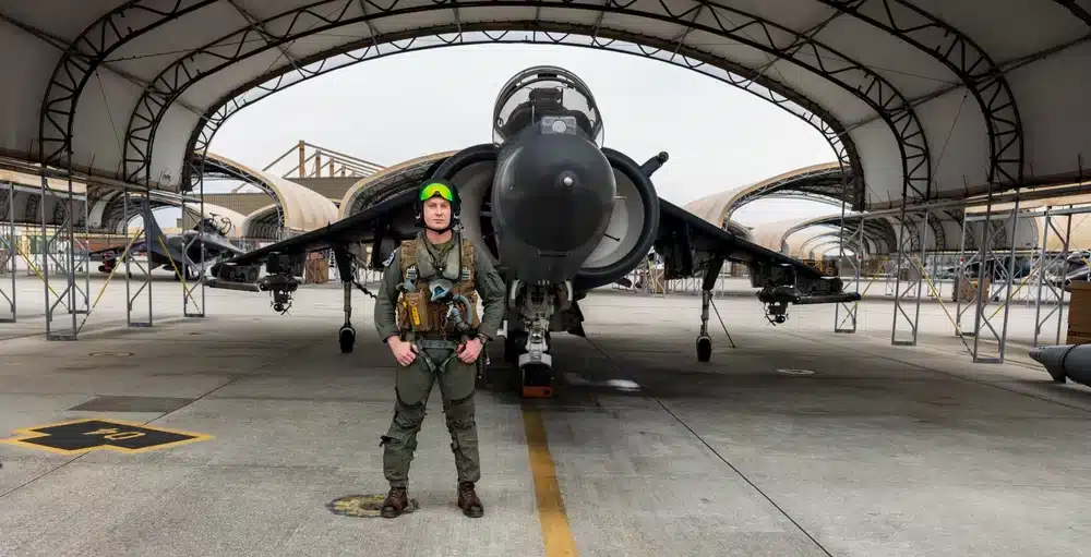 Capitão Joshua Corbett, um dos dois últimos pilotos dos Fuzileiros Navais dos EUA qualificado para voar o AV-8B Harrier II. Modelo será substituído pelo F-35B. Foto: USMC.