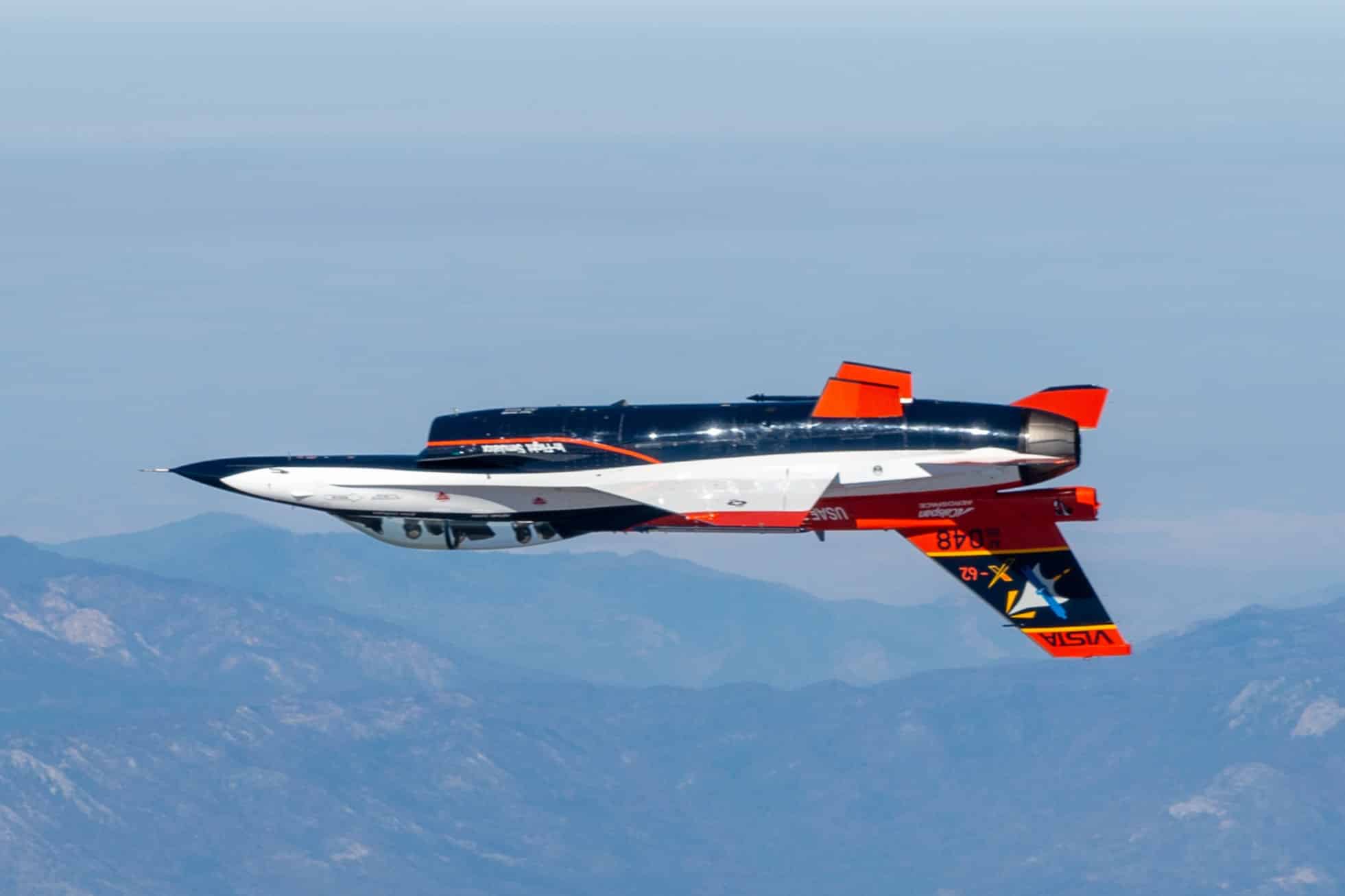 La DARPA et l'US Air Force ont utilisé le X-62 VISTA pour tester le combat aérien avec l'intelligence artificielle. Photo : DARPA/Divulgation.