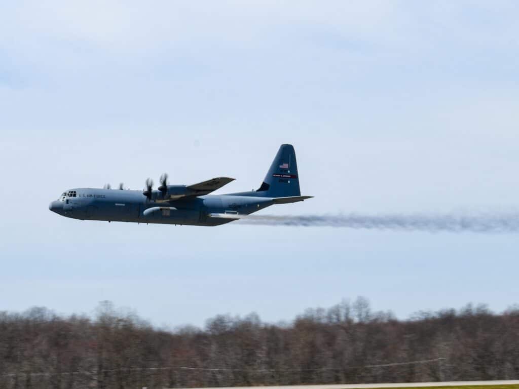 La Reserva de la Fuerza Aérea de Estados Unidos realizó pruebas con el sistema de pulverización aérea adaptado al C-130J Super Hercules. Foto: USAF/Divulgación.