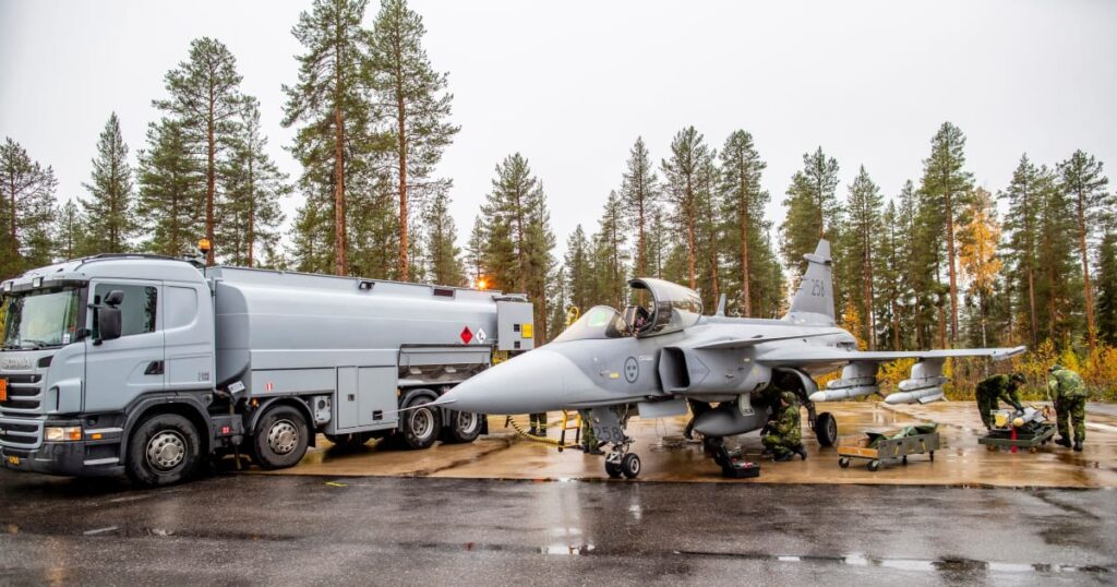 Em vídeo, Saab mostra como a Suécia opera os caças Gripen a partir de bases improvisadas em rodovias. Saab/Divulgação.