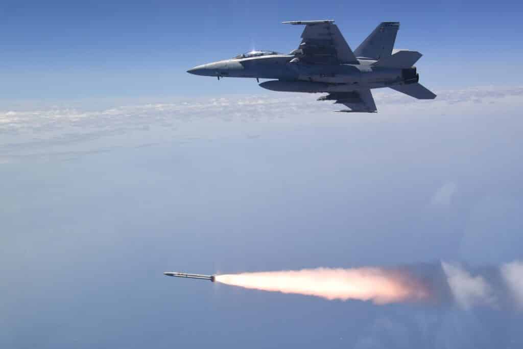 F/A-18 Super Hornet feuert die neue Antiradarrakete AGM-88 AARGM-ER ab. Foto: US Navy.