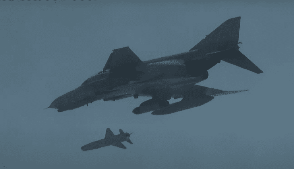 Südkoreas Kampfflugzeug F-4E Phantom II feuert zum letzten Mal eine AGM-142-Popeye-Rakete ab. Jets werden im Juni ausgemustert.