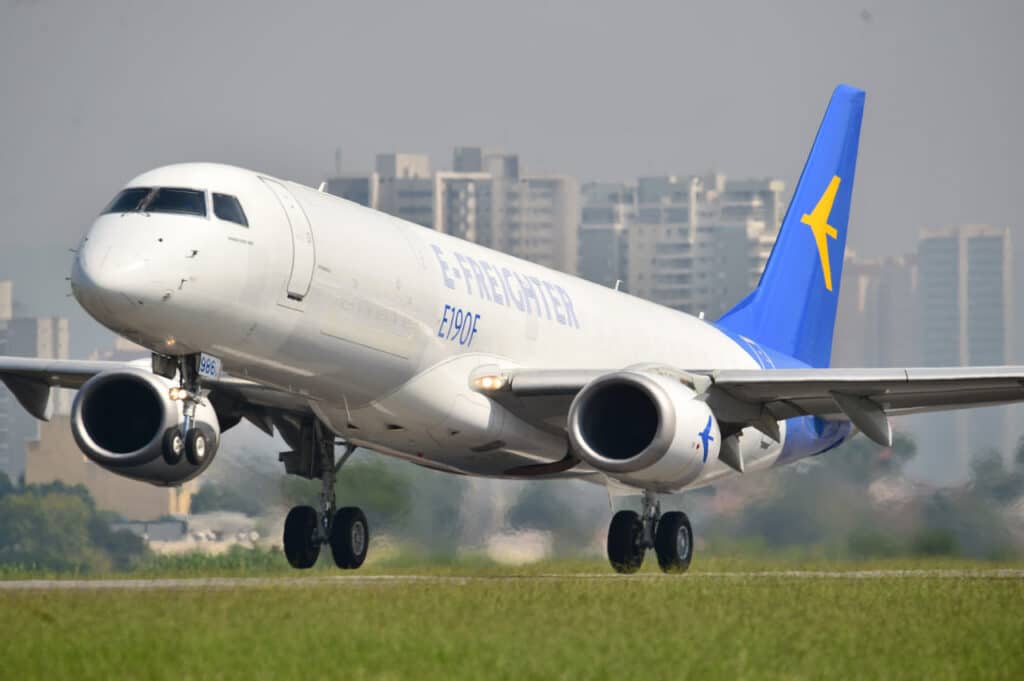 Le cargo Embraer E190F effectue son premier vol