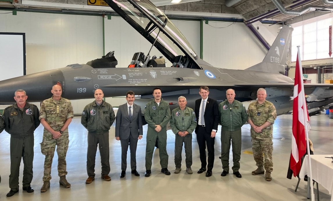 Los Ministros de Defensa de Argentina y Dinamarca firmaron la compra de 24 cazas F-16 Fighting Falcon. Foto: Ministerio de Defensa danés/Divulgación.
