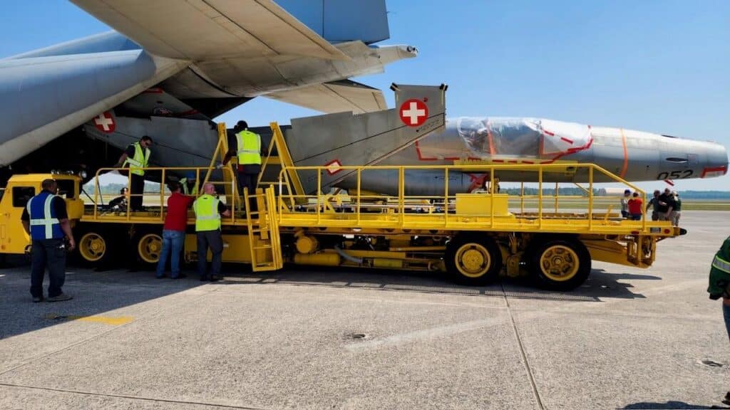 Caça F-5 da Suíça foi levado aos EUA a bordo de um C-130 Super Hércules. Foto: NAVAIR.