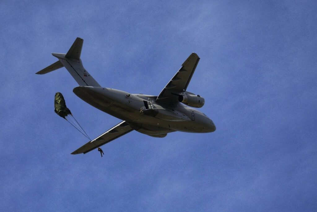 Quase 60 paraquedistas saltaram do KC-390 do Esquadrão Rinocerontes. Foto: FAP/Divulgação.