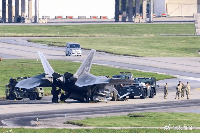 F-22 Raptor da USAF sofreu colapso do trem de pouso dianteiro na base de Kadena, no Japão. Foto via @RupprechtDeino/Weibo.