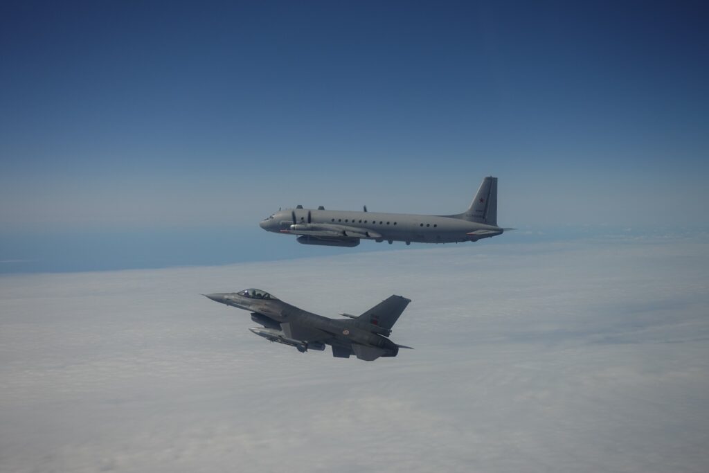 Portugal setzte F-16-Jäger ein, um russische Transport- und Aufklärungsflugzeuge in der Ostsee abzufangen. NATO/Offenlegung.