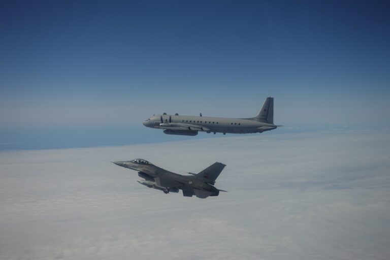 Portugal empregou caças F-16 para interceptar aviões de transporte e inteligência da Rússia, no Báltico. OTAN/Divulgação.
