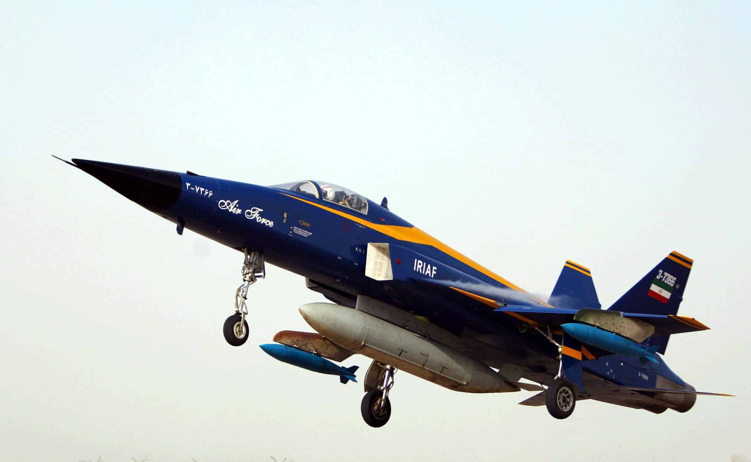 En plus de la double queue, la peinture bleue du HESA Saeqeh contribue également à nous rappeler le F/A-18 Hornet. Photo via Clé Aero.
