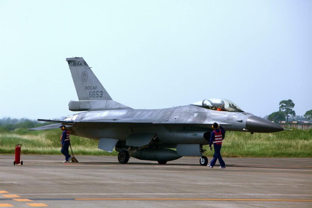 F-16 da Força Aérea de Taiwan. Pelo menos seis aviões de caça foram danificados por terremoto que atingiu o país. Foto: Al Jazeera.