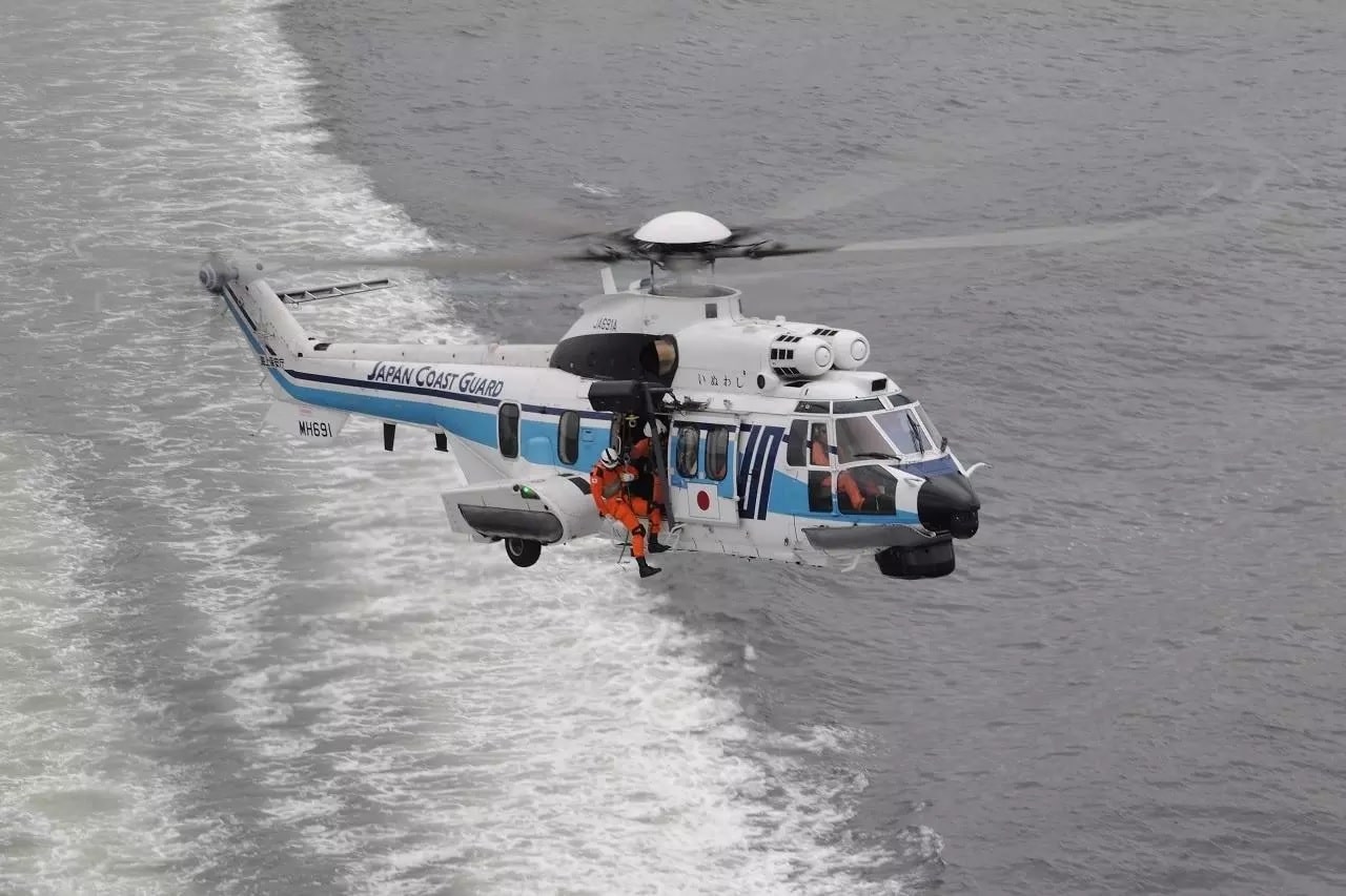 Helicópteros H225 Super Puma são usados pela JCG em atividades de policiamento marítima e busca e resgate. Foto: Airbus/Divulgação.