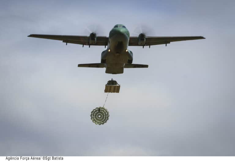 FAB uses the Airbus/CASA C-105 Amazonas to drop water and food by parachute into cities affected by the floods in Rio Grande do Sul. Photo: Sgt. Batista/FAB (illustrative image).