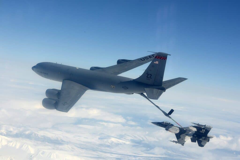 KC-135 bijtankende F-16-jager. Argentinië is geïnteresseerd in de Boeing-tanker. Foto: USAF/openbaarmaking.