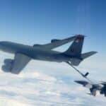 KC-135 refueling F-16 fighter. Argentina is interested in the Boeing tanker. Photo: USAF/Disclosure.